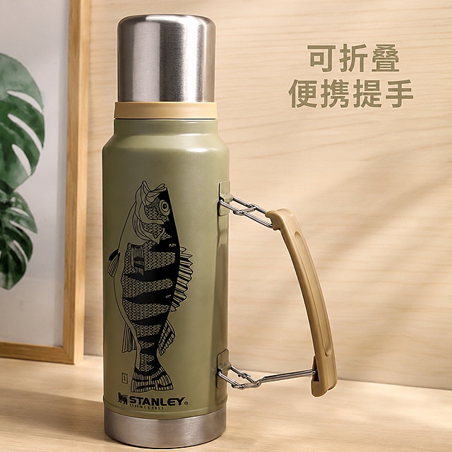 [主图-4] 便携提手结构细节图。
[氛围风格] 突出便携设计，实用清晰风格
[画质] 高清商业摄影，结构清晰，质感真实
[元素] 特写展示保温瓶侧面的便携提手结构，展示提手打开状态，提手的金属卡扣和塑料握把细节清晰呈现。保留瓶身完整轮廓和鲈鱼图案，整体产品外观结构颜色与原图一致。主体占比约75%。
[光影] 侧光突出卡扣和提手的立体结构，金属部分呈现自然高光，细节清晰
[配色] 浅木色背景，保留产品本身军绿色、卡其色和不锈钢金属色
[视角构图] 侧面平视特写，聚焦提手开合结构，清晰展示便携设计特点
[文字版式] 右上角文字「可折叠便携提手」，卡其色粗体，清晰不遮挡主体结构
[输出要求] 1:1 比例，文字清晰锐利，超高清商业摄影质感
[负向提示词] 变形，文字错乱，提手结构模糊，背景杂乱，水印，改变产品原有结构颜色
