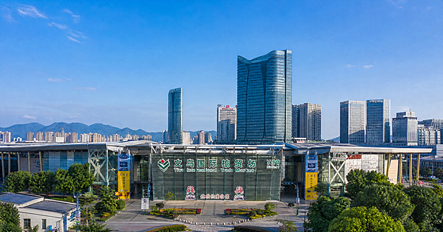 义乌国际商贸城外景，现代城市楼宇开阔远景城市风光静态图，义乌商贸城外立面，晴朗白日，现代城市写实摄影