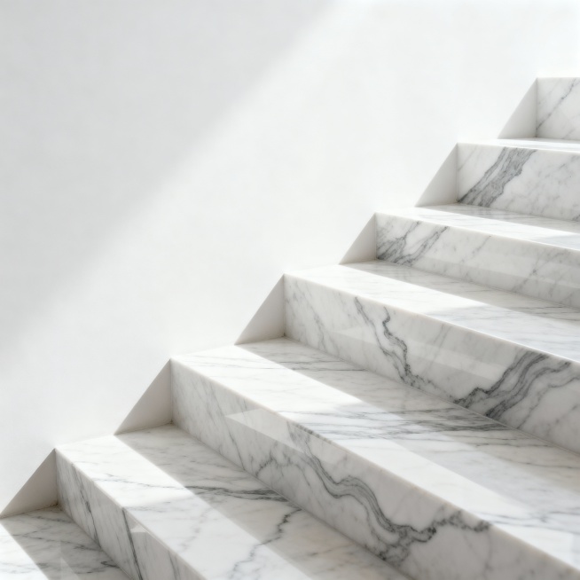 极简主义风格的白色大理石台阶，台阶表面带有自然流畅的灰色大理石纹路，呈现出细腻的石材质感和温润光泽，整体呈阶梯状向斜上方延伸，构图采用对称美学和简洁的几何形态，光线从上方柔和照射，在台阶边缘形成轻微的预览效果