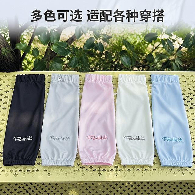 [主图-3] 多色选择展示，全色系冰丝防晒袖套陈列
[氛围风格] 清新户外自然光，整齐陈列展示
[画质] 商业摄影质感，色彩还原准确，细节清晰
[元素] 黑色、浅灰、粉色、白色、浅蓝五款不同颜色防晒袖套整齐平铺在户外镂空栏杆上，背景是树叶树荫。保持每件产品刺绣logo和颜色与输入图一致，杜绝色差变形，每件产品完整展示。商品主体占比约75%，布局整齐疏密得当
[光影] 户外树荫下自然散射光，均匀柔和，清晰展现每个颜色的真实质感
[配色] 五种颜色自然排列，背景绿色衬托，色彩清新舒适
[视角构图] 俯视平铺，整体展示，多色并列，构图均衡
[文字版式] 顶部居中大字主文案“多色可选 适配各种穿搭”，深灰色简洁字体，不遮挡产品，下方无需额外信息，干净简洁
[比例分辨率] 1:1比例，2048x2048像素，分辨率2K，文字清晰
[负向提示词] 变形，文字错乱，背景杂乱，水印，电商平台Logo，SKU文字，价格信息