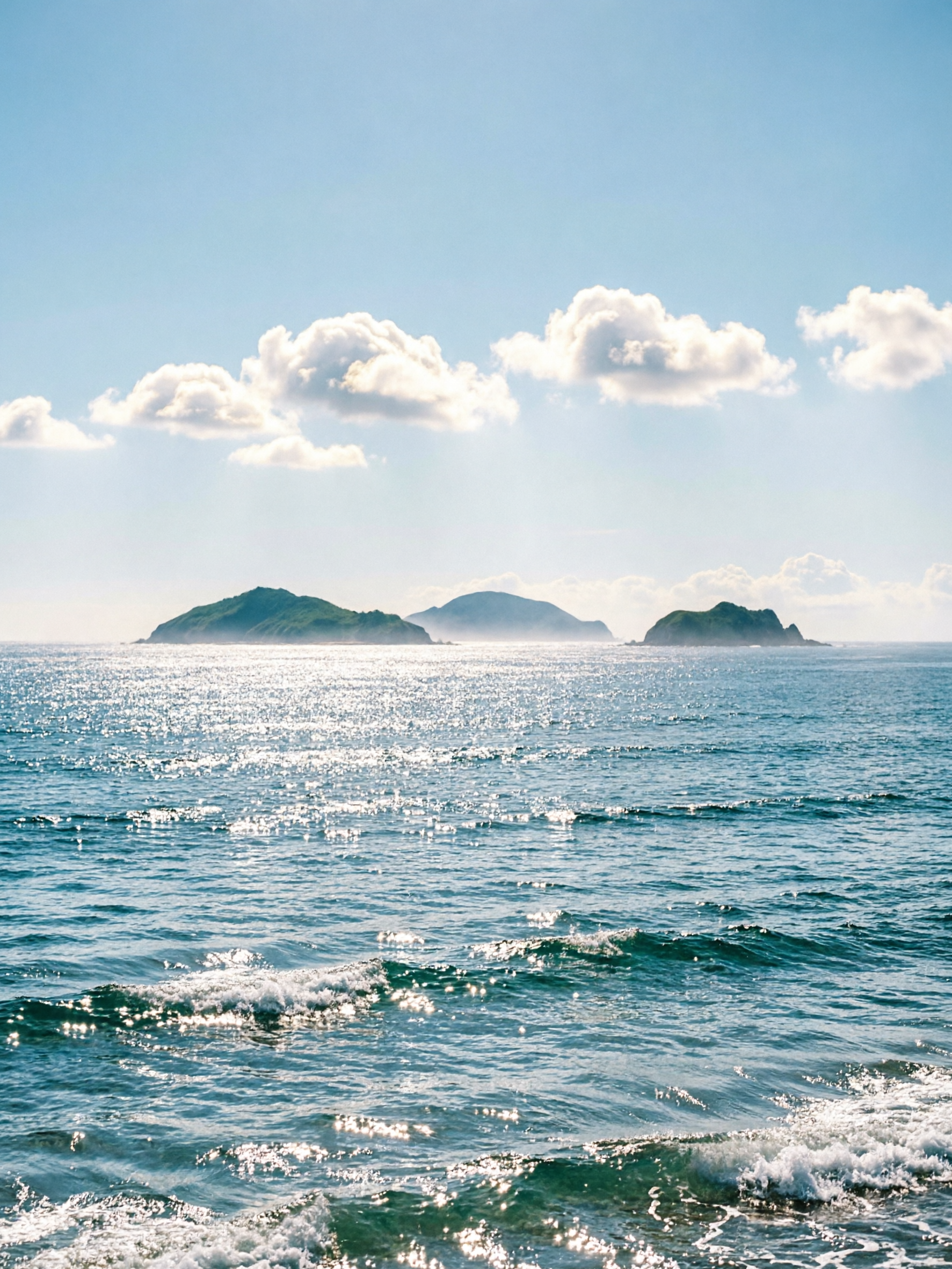 太平洋广阔海景，湛蓝的海水延伸至天际，海面上波光粼粼，远处有几… - 图片创意预览