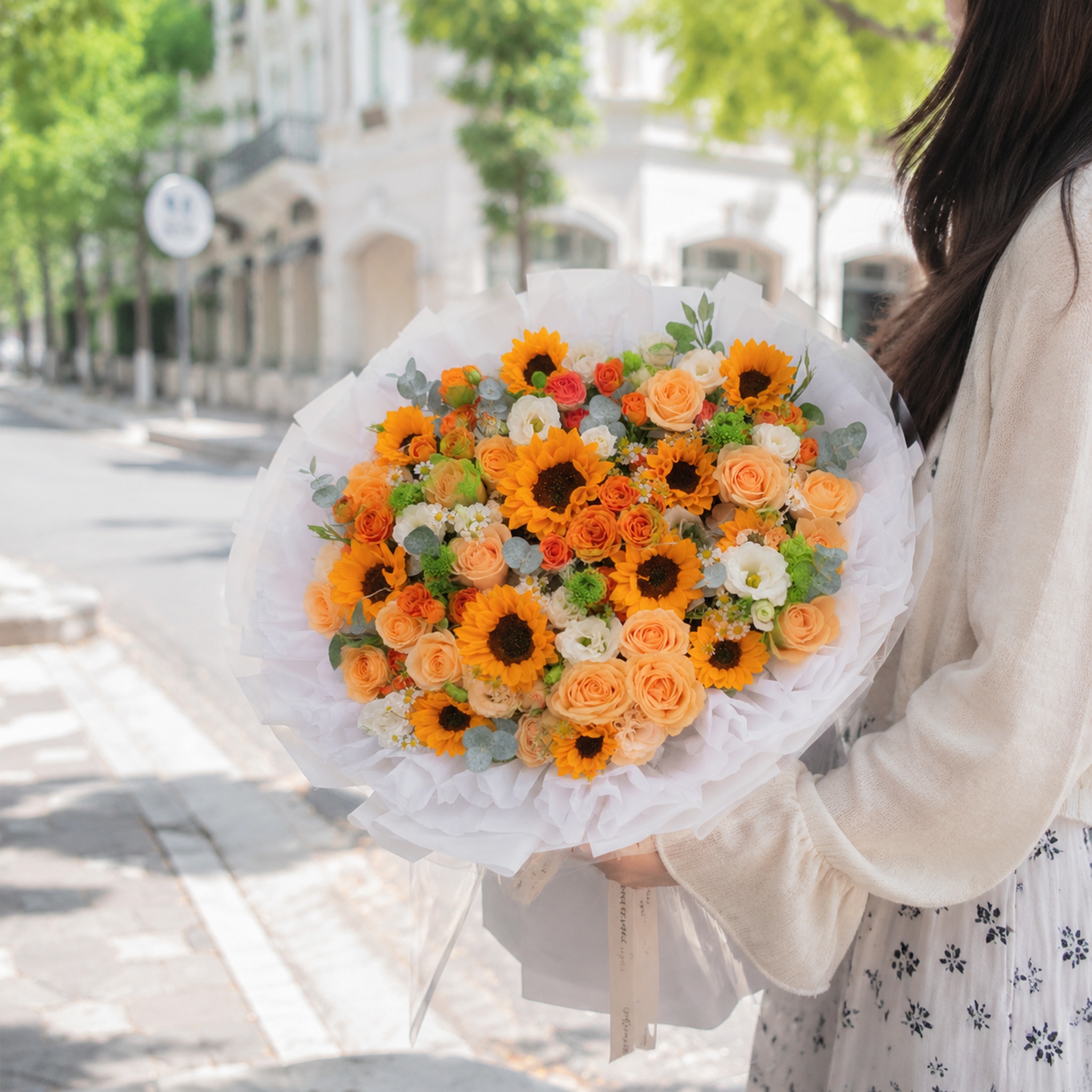以图1的花束为主体，在花束中均匀间插添加4朵图2样式的绿色小雏… - 图片创意预览