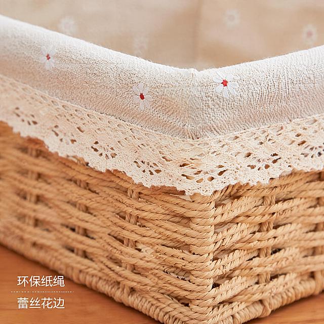 [主图-3] 日式纸绳收纳筐材质细节微距展示
[氛围风格] 特写突出品质细节
[画质] 商业摄影质感、光线柔和通透、产品清晰真实、画面干净高级
[元素] 微距特写展示收纳筐纸绳编织纹理、蕾丝花边和布艺内衬小雏菊刺绣细节，特写部分对焦清晰，背景虚化。保持收纳筐材质纹理、小雏菊图案、蕾丝花边细节与输入产品图绝对一致，杜绝任何变形和色差，精细化处理。特写主体占比约70%，画面满屏无边框
[光影] 侧光打亮编织纹理，突出材质凹凸质感，光线柔和不生硬
[配色] 保留产品原生浅棕和米白配色，自然真实
[视角构图] 微距特写视角，聚焦材质细节部分，背景虚化突出主体
[文字版式] 左下角标注两个卖点“环保纸绳”“蕾丝花边”，小字体清晰标注，不遮挡主体
[比例分辨率] 1:1比例，2K分辨率，文字清晰锐利，画面超高清
[负向提示词] 变形，文字错乱，产品图模糊，背景杂乱，水印，电商平台Logo