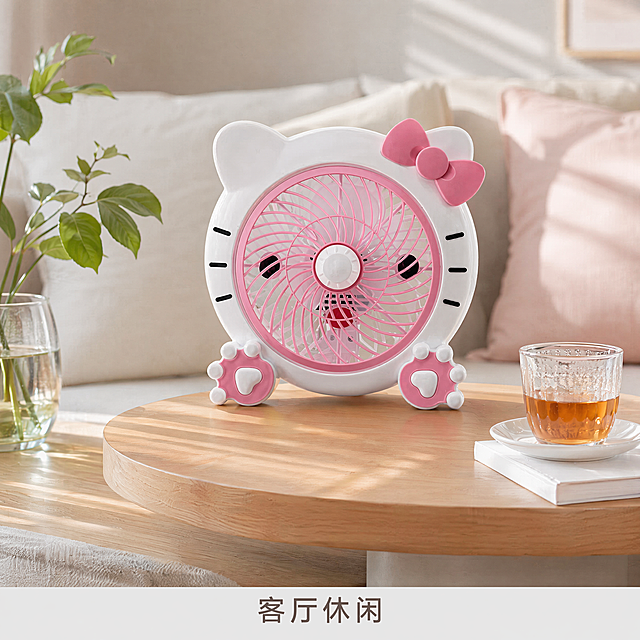 生成单张SKU图，粉色白色Kitty款卡通小风扇，保持风扇外观颜色结构和上传的原图完全一致，不能变形和色差。放置在客厅圆木边桌上，旁边搭配透明玻璃杯和绿植，背景浅色沙发，自然光，风格和参考图一致，休闲客厅氛围。保持产品占比适中，画面干净高级，商业摄影质感，文字放在底部居中，文案写"客厅休闲"，字体和参考图一致。1:1比例，4k分辨率。保持风扇外形颜色和原图一致，不要改变造型和配色。