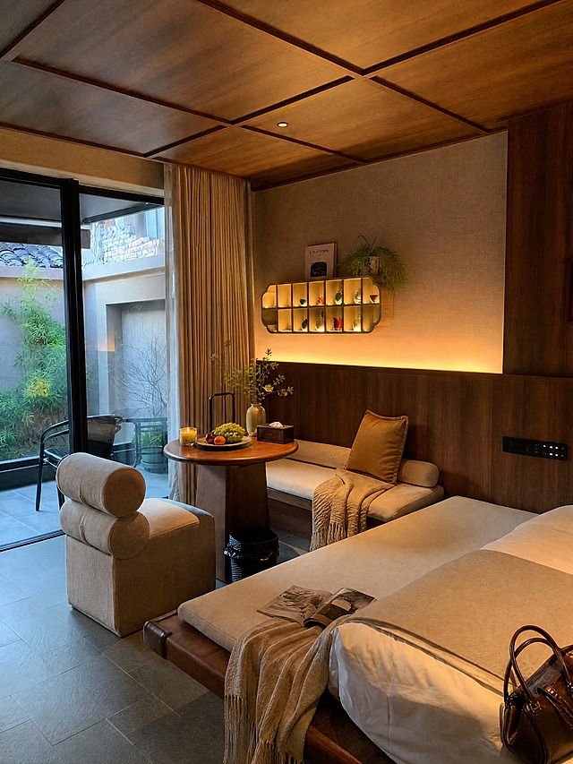 整体色调不改变，画面真实自然协调。增强生活感与入住感，素人感，精致好看，不要太多AI感，不要太假。适当增加布置素人感的生活小物件，摆件物品改动多一点，图中物品更丰富，有生活感氛围感。小红书酒店民宿氛围，真实感，4K高清，不拼图，保持原空间结构和家具布局不变