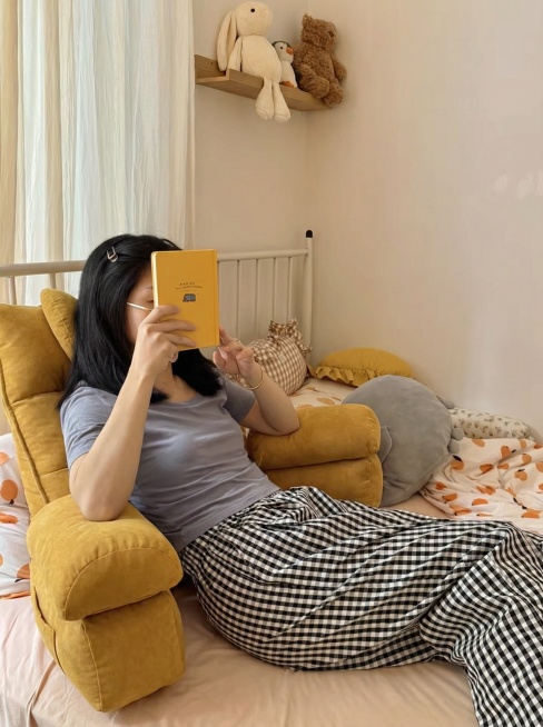 把前5张图片里的粉色床头软包靠垫换成最后一张图片黄色的颜色，其他不变预览效果