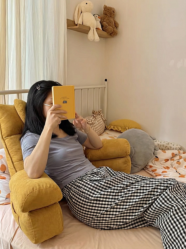 把前5张图片里的粉色床头软包靠垫换成最后一张图片黄色的颜色，其他不变