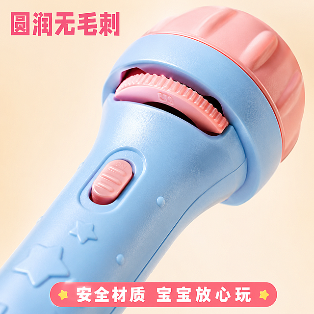 [主图-3] 儿童投影仪手电筒材质细节展示
[氛围风格] 细节特写，安全可信
[画质] 商业摄影质感、光线通透、细节清晰锐利、画面干净高级
[元素] 放大展示投影仪手电筒的手柄、开关和投影头细节，背景浅米色渐变，突出做工和材质。保持产品塑料圆润边角和磨砂纹理与原图一致，还原光滑无毛刺的材质质感，商品主体占比约75%，画面满屏无边框
[光影] 侧逆光凸显产品材质立体感，轮廓清晰，表面纹理可见，明暗过渡自然
[配色] 保留产品原有粉色蓝色配色，浅米色背景衬托主体，整体柔和干净
[视角构图] 微距特写视角，聚焦手柄和开关区域，景深较浅突出细节
[文字版式] 左上标注"圆润无毛刺"，深粉色粗体，不遮挡核心细节，底部标注"安全材质 宝宝放心玩"，简洁明了
[比例分辨率] 1:1比例，4k分辨率，文字清晰，细节超高清
[负向提示词] 变形，水印，文字错乱，产品图模糊，背景杂乱
