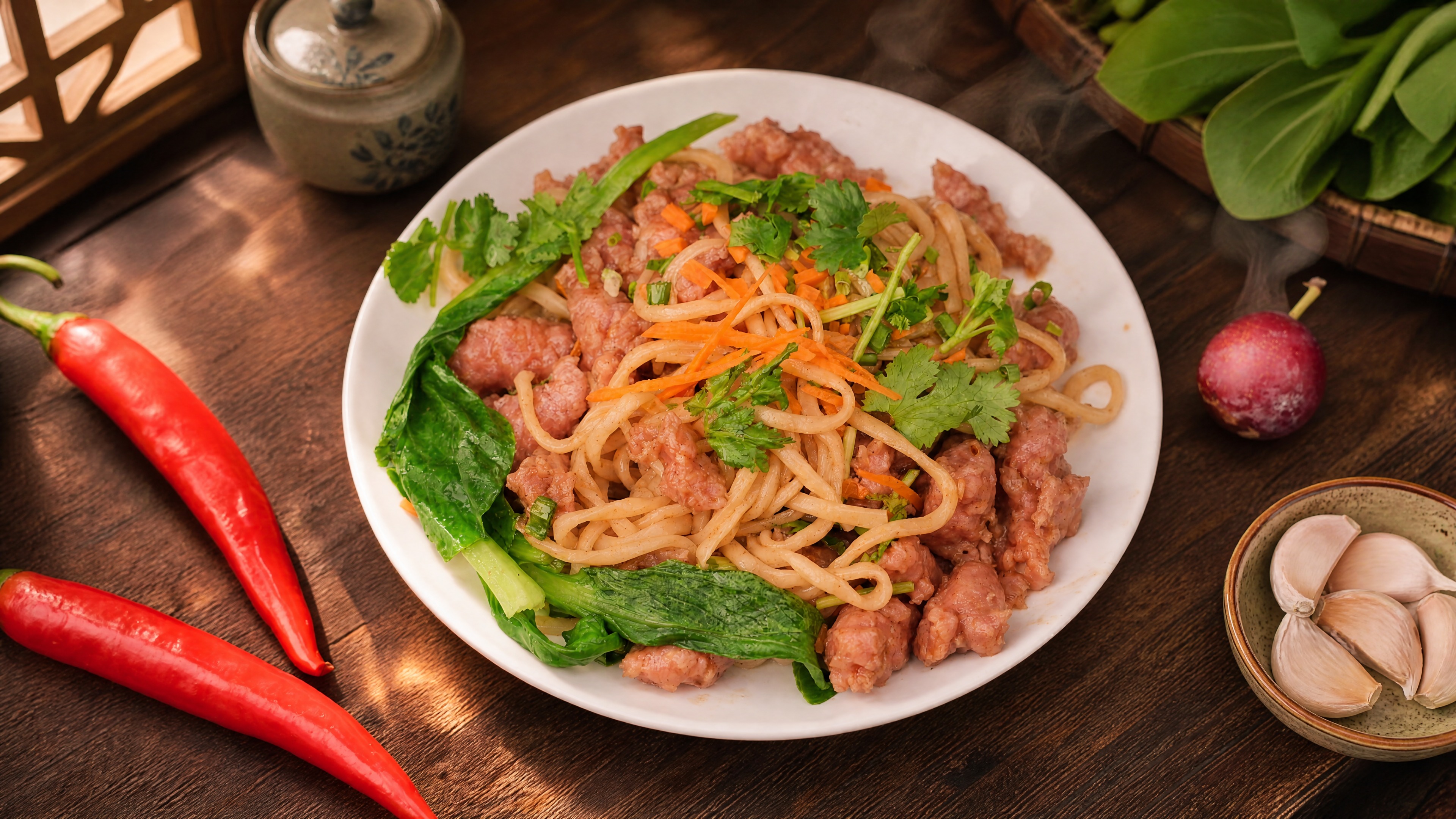 肉片拌面严格参照上传产品图，完整保留白盘、面条、肉片、胡萝卜丝… - 图片创意预览
