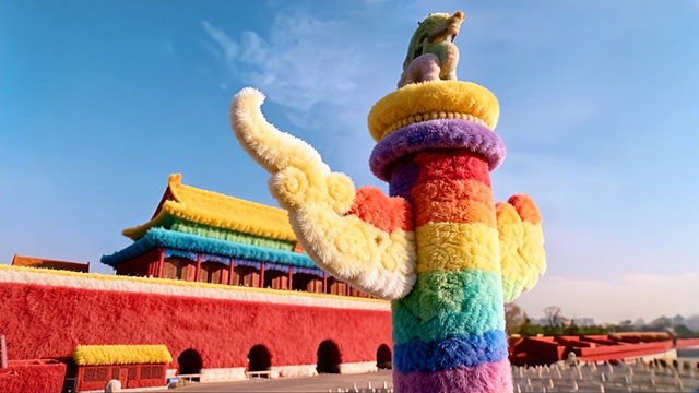 “万物毛绒”毛绒融合国风古建筑，毛茸茸的质感与彩虹华表碰撞，对宫殿进行卡通化解构搭配喜庆场景，传递虚拟现实中的盛大节日氛围，在寒冷的冬日传递澎湃的格调。