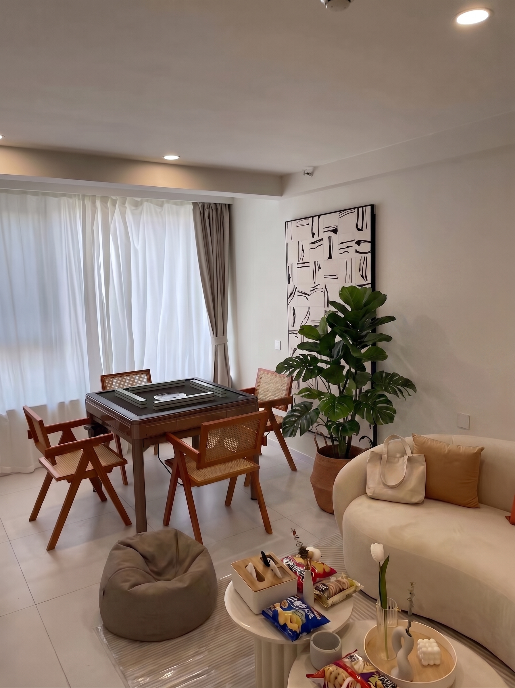 在墙角空白地面放置一盆大型绿植，保留房间原有的懒人沙发、手提包… - 图片创意预览