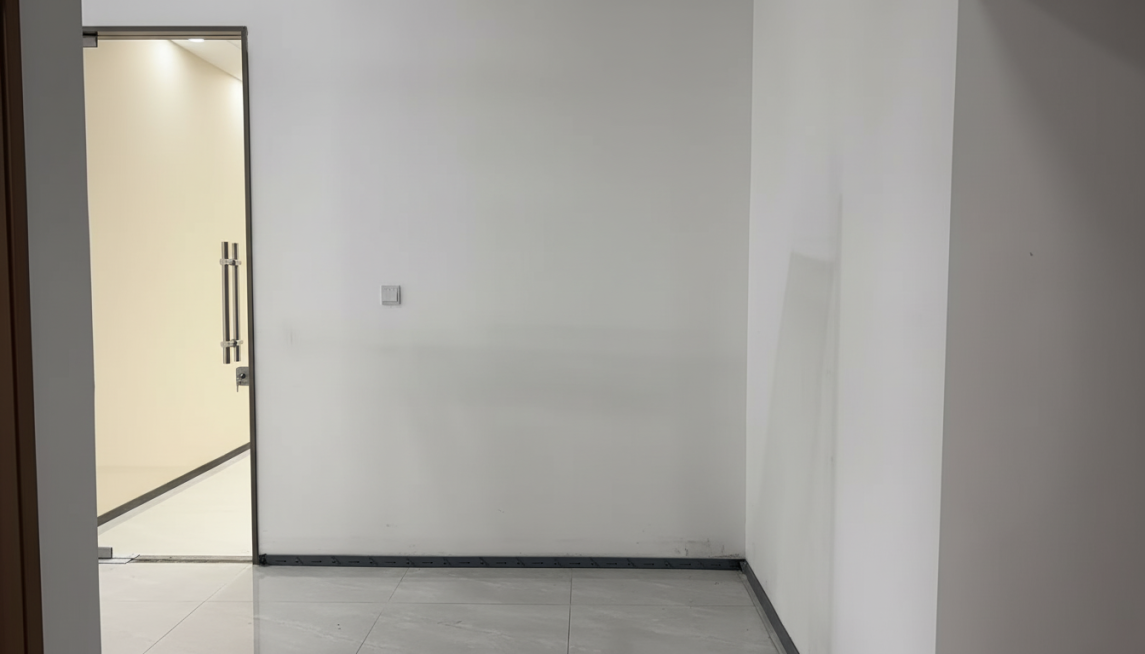 去除图片中的杂物，将图片中的两面墙改成纯白色的，其他不变预览效果