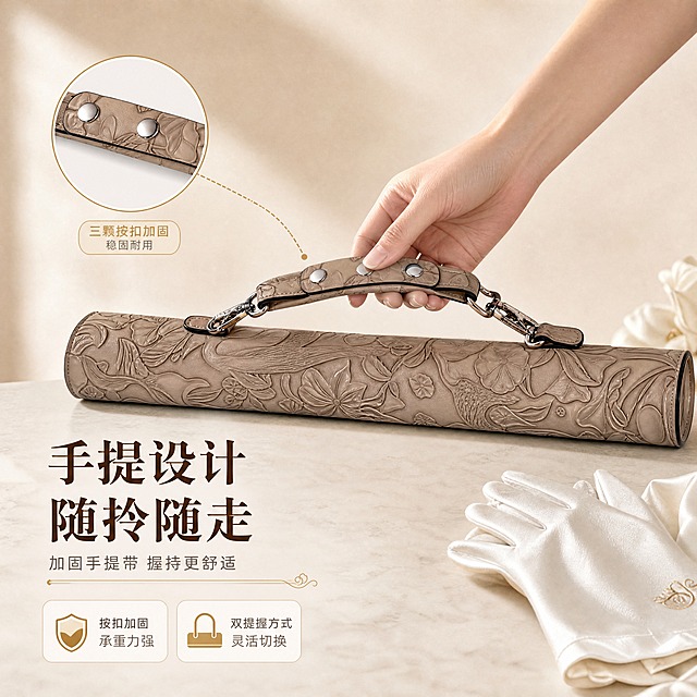 [商品] 使用【图1】奶茶杏色浮雕小提琴弓筒弓盒的顶部手提带；保留手提带同款浮雕皮面、三颗金属按扣结构、与筒身连接的五金挂环；一只手自然握住手提带，展示手持使用状态；手部为亚洲女性纤细手型，姿态自然。
[画面] 目标：手提设计细节展示页；构图：产品横放，手提带位于画面中心偏上，一只手轻握手提带，占画面55%；手提带按扣处做放大标注；场景：浅米色细腻背景，产品下方有柔和投影；旁侧放一副白色真丝手套作点缀，营造精致感。
[视觉] 套系策略：风格=浅色高端雅致商业摄影；标题字=宋体衬线粗体；正文字=现代无衬线体；主色=奶茶杏+米白；背景延展=基于米白与浅奶咖做同色系渐变、细腻纸张/大理石质感；强调色=香槟金，仅用于小面积图标、引线和标签；标题色=深棕咖；正文色=中暖灰；组件=圆角浅底信息卡、细线引线、优雅装饰线；光影=左前侧柔和自然光，产品底部有自然投影。
[文字] 左下区域：主标题"手提设计 随拎随走"（8字），副标题"加固手提带 握持更舒适"（一行），下方2个卖点"按扣加固 承重力强""双提握方式 灵活切换"；文字不遮挡手部与手提带主体。
[规格] 图片比例1:1正方形，4K，负向提示：避免变形、错字、文字过小、手部失真、结构错误、颜色偏差、白底孤立。