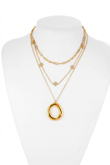 一比一精准还原原图项链角度，将背景替换为纯白色，精修产品细节，提升金属质感和钻石光泽预览效果