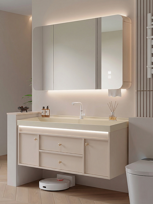 将图一中原有台盆替换为第二张图片中的一体式奶黄色台盆，保留整体画面布局、原有的灯光效果和所有其他元素不变