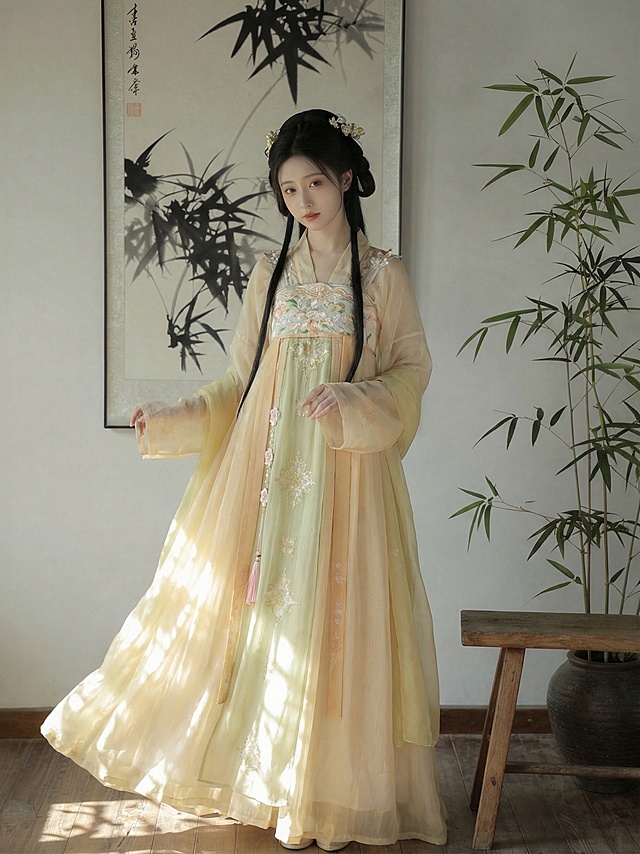 将图2中的浅黄嫩绿绣花齐胸汉服替换到图1人物身上，保持图1的室内新中式场景、人物发型、面容和光影效果不变，服装贴合人物身形，融合自然真实