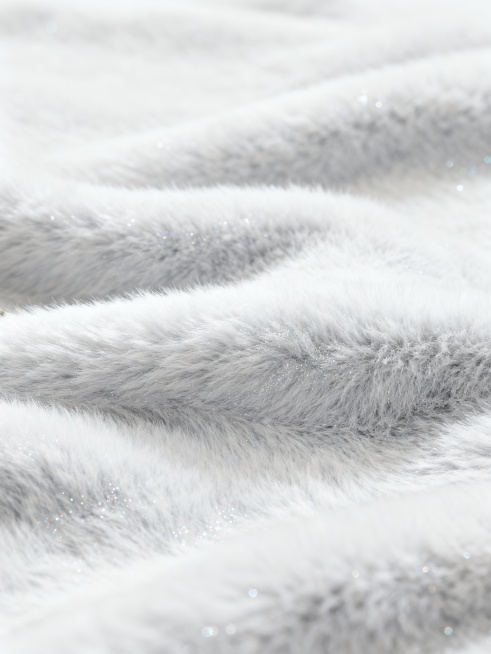 一张以纯净的白色和浅灰色为主色调的毛绒材质背景图，整体呈现出柔和细腻的质感，如同被细密绒毛覆盖的表面，带有轻微的波浪状纹理起伏，局部点缀着细碎的闪光颗粒，营造出宁静而精致的氛围，背景设计简约大方，没有多余元素干扰，光线柔和均匀地洒在毛绒表面，凸显出材质的柔软与温暖。预览效果