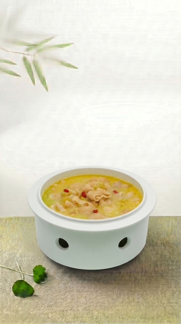 将图1的椭圆形白盘虾仁滑蛋更换为图2的圆盅酸汤肥肠菜品，保留图1原有的9:16竖版尺寸、浅绿背景、左上角竹叶、左下角铜钱草装饰、绿色桌布整体场景布局不变，只更换容器和菜品，适配摆放让构图自然和谐预览效果
