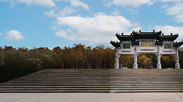 天空变成晴朗的蓝天白云