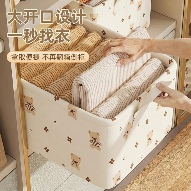 参考第一张图，将收纳箱外表面的图案替换为第一张图的白色底+棕色小熊+棕色小花的花纹；保留原图的大开口设计、手部拿取动作、内部衣物，保留文字“大开口设计 一秒找衣、拿取便捷 不再翻箱倒柜”，确保花纹覆盖预览效果