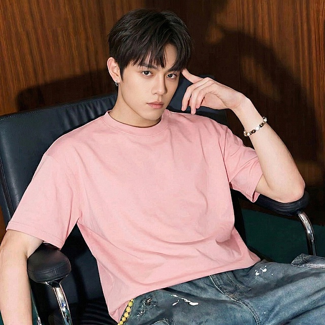 把图一的上衣替换成图二的粉色短袖