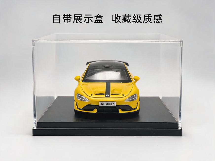 透明展示盒场景：透明展示盒搭配黑色底座，黄色车模放在盒内，背景使用浅灰色渐变背景。角度是正面平视，拍清透明盒内的车模和底座，突出收藏感。使用背景布避免反光，展示盒顶部打一点顶光，让盒身更通透，不会灰蒙预览效果