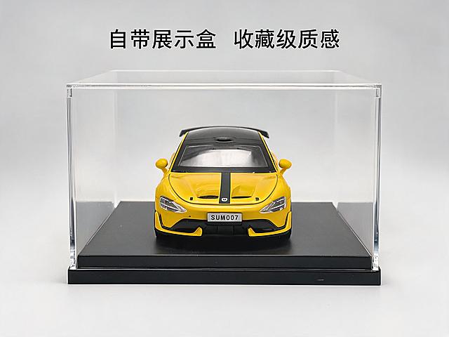 透明展示盒场景：透明展示盒搭配黑色底座，黄色车模放在盒内，背景使用浅灰色渐变背景。角度是正面平视，拍清透明盒内的车模和底座，突出收藏感。使用背景布避免反光，展示盒顶部打一点顶光，让盒身更通透，不会灰蒙蒙的。画面添加艺术体文案："自带展示盒 收藏级质感"