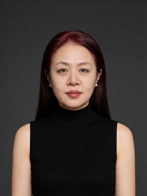 移除人物脸上的眼镜，其余画面保持不变，自然真实，无修改痕迹预览效果