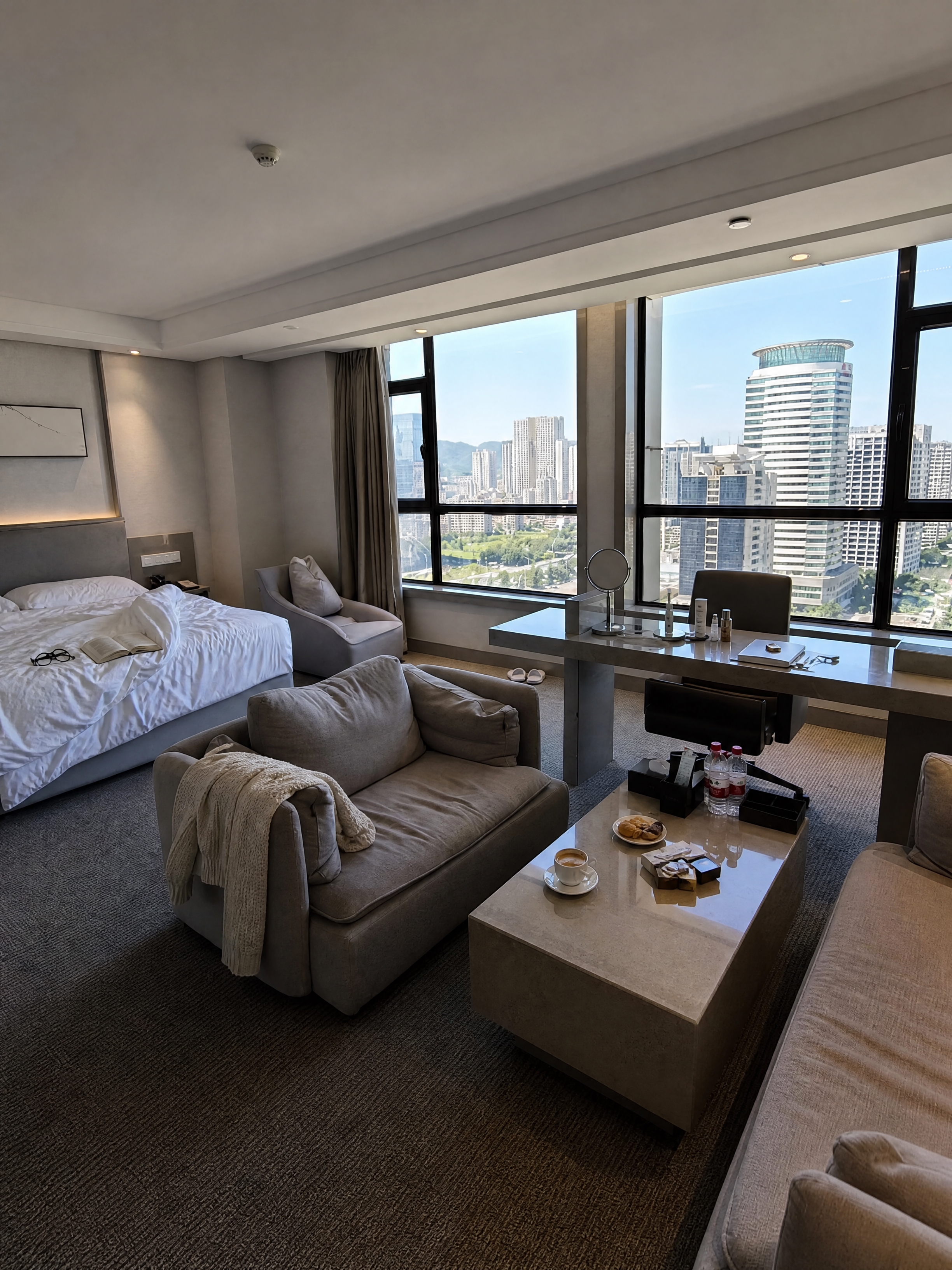 增强生活感和入住感，添加素人日常元素：床上放一本打开的书和一副… - 图片创意预览
