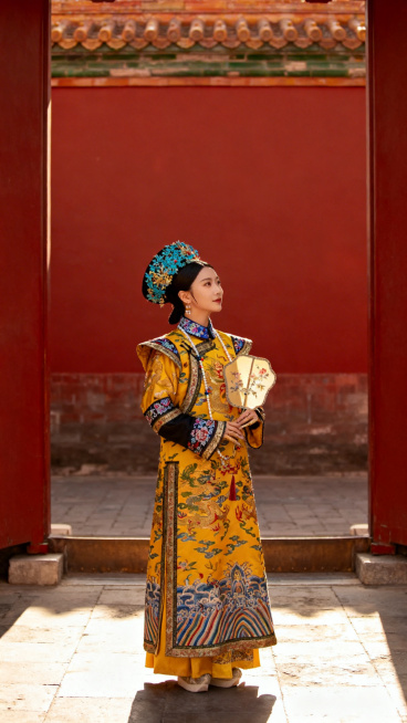 清代宫廷摄影风格，红墙宫苑中执团扇的妃嫔，对称构图，侧光，朱红明黄调，华丽旗装，点翠头饰预览效果