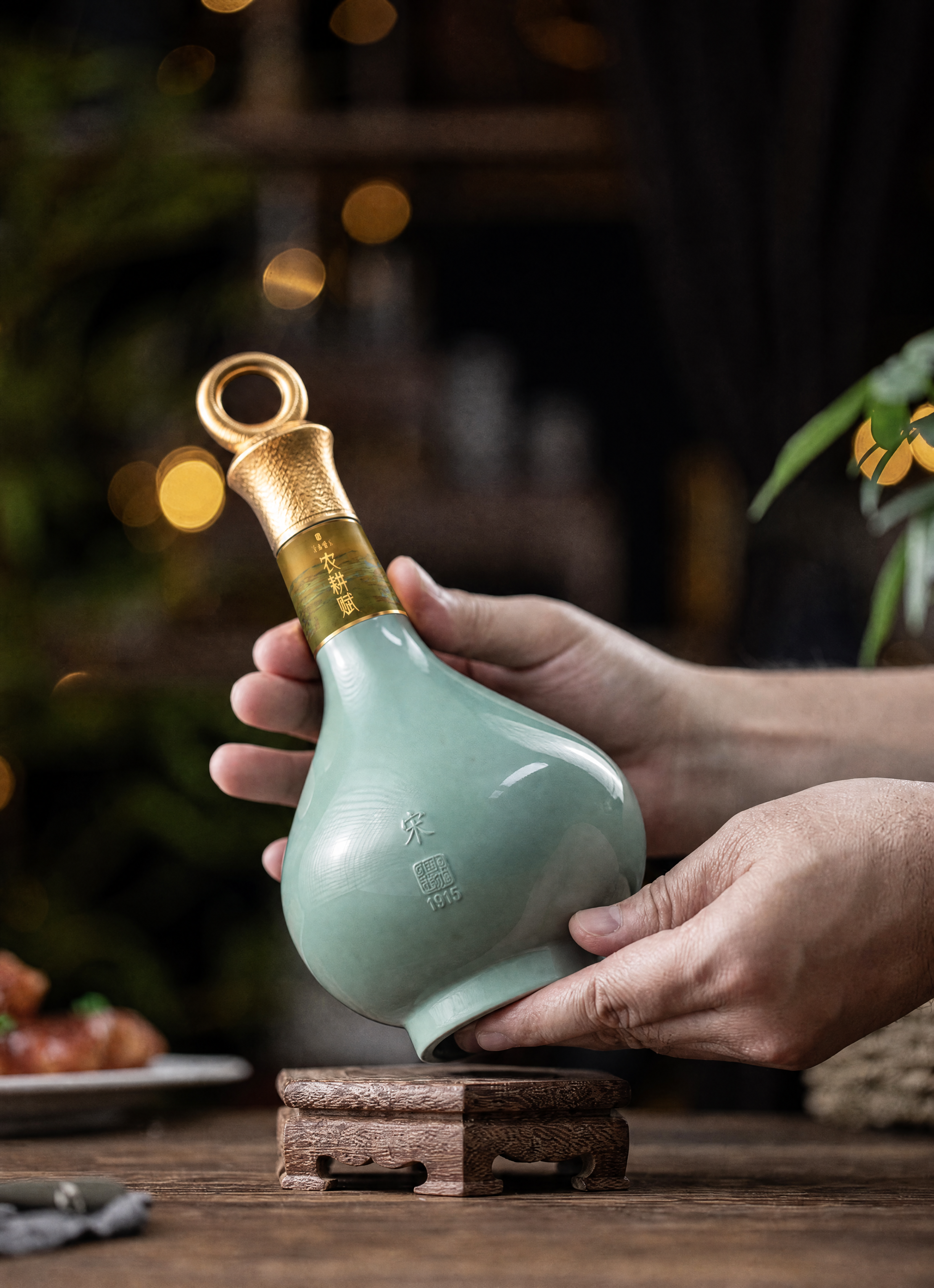 将画面中双手捧持的酒瓶替换为【图2】农耕赋青瓷酒瓶，严格参照上… - 图片创意预览