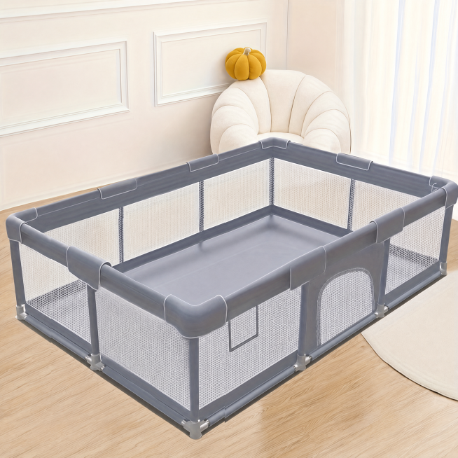 删除围栏里面所有的海洋球玩具，保持其他内容不变，保持木质地板和围栏原来的样子，围栏里面保持空的状态，图片尺寸比例为1:1预览效果