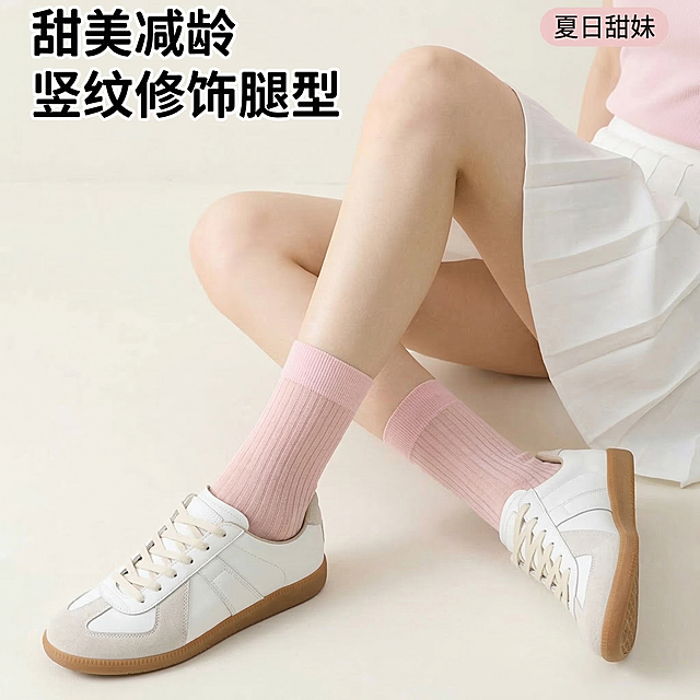 [垫图] https://gd-ai-fts.dancf.com/35829651096978442/transfer/30e7ba79f9d94352a24fa826dbc9a7d14869717.jpg
[主图主题] 夏季薄款中筒袜甜美女模特上脚主图重绘
[氛围/风格] 甜美清新韩系风，干净简约背景，自然柔和日光
[画面元素] 年轻甜美的亚洲女生，身着白色百褶短裙，展示小腿及脚部，自然交叉坐姿，穿着浅粉色夏季薄款中筒袜，搭配最近流行的白色德训鞋，袜子纹理、竖纹样式与参考图完全一致不改变，能透过袜子看到肤色，体现轻薄透气，背景为干净奶白色全屏铺满，光影自然柔和，人物腿部纤细美观，突出袜子修饰腿型效果，无边框。
[配色色系] 主色调：清新浅粉色袜子，白色裙子鞋子；辅助色：奶白色背景
[视角构图] 中景平视，聚焦小腿和袜子，景深清晰
[文字版式] 主标题“ 甜美减龄 ”，副标题“ 竖纹修饰腿型 ”，右上角浅粉标签“ 夏日甜妹 ”，主标题悬浮在左上角，不遮挡袜子和主体，字体为圆润无衬线体。保留袜子原有纹理和样式完全不变，更换鞋子款式适配年轻女性审美