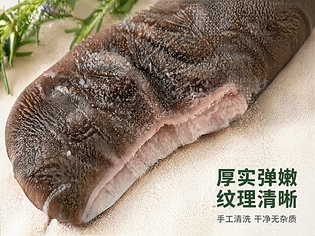 [第3屏] 内蒙黑羊肚厚实肉质新鲜质感特写屏。
[氛围/风格] 生鲜食材特写，突出纹理质感，干净清爽，真实诱人食欲。
[元素布局] 使用【图1】展示黑羊肚局部纹理特写，放大展示羊肚厚实肌理和干净内壁，主体占据画面70%区域，背景浅麻色衬布，左上角搭配一小束香草装饰，右下角留白给文案。保持原产品深灰褐色纹理和质地特征一致，仅放大局部细节。
[光影质感] 侧光打光，突出羊肚表面颗粒纹理和厚实切面，清晰展现肉质层次感，阴影自然，质感真实。
[配色色系] 全局底色：#F2F7F0（浅草绿灰）；主体配色：#3A413B（羊肚深褐）+ #F5F0DC（麻布色）；辅助色：#2C5F2D（深绿文字），保持全套配色一致。
[视角构图] 近距离微距特写，斜侧构图，主体纹理占据大部分画面，右下角留出文案区域，构图饱满重点突出。
[文字版式] 右下角区域，主标题「厚实弹嫩 纹理清晰」，深绿色圆角黑体，左对齐，字号画面宽度7%，下方副标题「手工清洗 干净无杂质」，深灰色文字，字号约主标题40%。字形路线圆角黑体，字色深绿+深灰两种，字效纯色填充，延续首屏规范。
[比例分辨率] 4:3竖版比例，4K分辨率，文字清晰可辨，超高清。
[负向提示词] 纹理模糊，质地失真，颜色偏差，脏污，文字错乱。