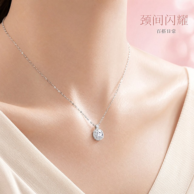 [主图-3] 佩戴展示 颈部佩戴效果 展示项链上身美感与百搭气质
[统一基调] 精致高级珠宝摄影风格 香槟粉与奶油白渐变背景 柔光箱高光 窄条轮廓光 星芒点光点缀 文艺纤细衬线字体 玫瑰金与白色文字搭配 极少量文案 克制优雅
[画面] 女性颈部局部特写 锁骨线条优美 肤色白皙 项链佩戴在颈间 吊坠刚好落在锁骨中央位置 银色细链贴合颈部曲线 圆形群镶吊坠在锁骨处闪耀 人物穿着浅米色V领简约上衣 只展示颈部到锁骨区域 不出现面部 背景为柔和的浅粉色虚化 产品外观与输入图完全一致 吊坠大小比例真实自然
[光影质感] 柔和人像摄影质感 皮肤细腻有光泽 项链金属与宝石保持珠宝级精修质感 主石有明显火彩星芒 颈部有自然的明暗过渡 项链与皮肤接触处有真实的阴影与贴合感 无悬浮感
[配色] 背景浅粉色虚化 人物肤色自然 上衣米白色 项链银色 文字玫瑰金色 整体温柔优雅
[文字版式] 画面右上角两行短文案 主标题"颈间闪耀" 玫瑰金色纤细衬线体 下方小字"百搭日常" 深灰色细体 字号缩小50% 文字放在右上角负空间 不遮挡颈部与项链
[输出要求] 1:1正方形 2048x2048像素 文字清晰 项链细节锐利 佩戴自然真实 无变形 无错字 无模糊 无水印 无平台Logo 禁止人物面部出现 禁止项链悬浮穿模 禁止皮肤过度磨皮