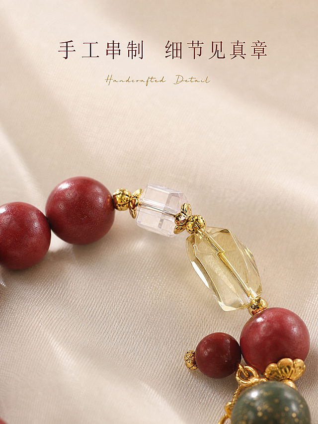 [主图-2] 核心亮点 材质与工艺展示。
[统一基调] 小红书国风原生感 柔光微距 奶油米白+朱砂红主色 金饰点缀 文艺细宋体标题 手写体英文小字装饰 极少量文案 克制高级。
[画面] 手串局部微距特写 主体占比约70% 聚焦在白水晶方珠与黄水晶菱形珠的衔接处 展示金色隔片的精致花纹与串珠工艺 朱砂圆珠的细腻砂质肌理清晰可见 绿砂珠的金闪颗粒自然分布 背景为浅米白真丝面料 有自然褶皱 增加质感层次 视角为平视微俯 突出珠子的圆润与切面的通透。
[光影质感] 微距柔光摄影 主光从左侧打来 水晶珠内部有明显光线折射 朱砂珠表面呈现均匀哑光质感 金饰隔片有细腻金属高光 阴影柔和 整体通透干净。
[配色] 背景奶油米白 主文案深朱砂红 辅助文案暖金棕。
[文字版式] 画面上方横排细宋体主标题 手工串制 细节见真章 下方小号手写体英文 Handcrafted Detail 文字在画面顶部负空间 不遮挡珠子主体。
[输出要求] 3:4竖版 2K清晰度 微距细节锐利 材质质感真实 文字清晰 无变形 无错字 无水印 无平台Logo。