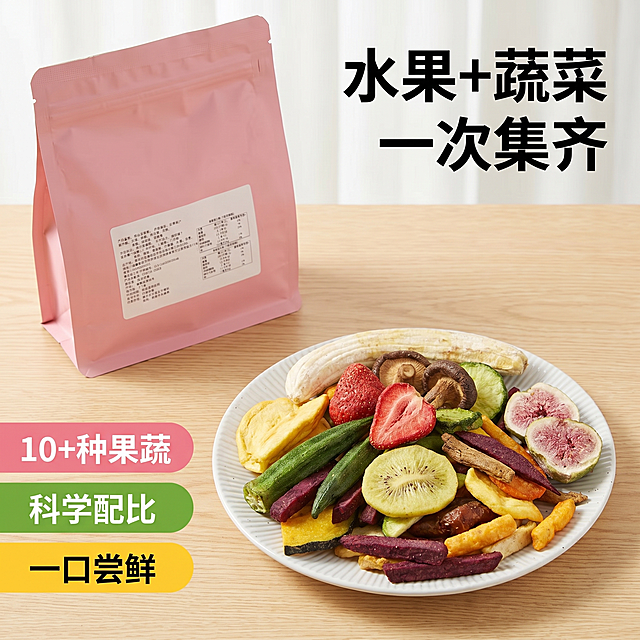 [主图 2] 综合果蔬脆核心卖点展示主图。[氛围风格] 真实干净，突出产品丰富度和健康属性。[画质] 商业摄影质感、光线自然通透、产品清晰真实、画面干净高级。保持果蔬脆种类、颜色、质感和实拍图一致，杜绝变形色差。[元素] 多种果蔬脆错落散开，清晰展示不同果蔬的外形和颜色，能看到草莓无花果猕猴桃香蕉秋葵香菇紫薯等不同果蔬干，粉色产品包装袋放在画面一侧。背景为浅原木桌面，简洁干净。[光影] 自然光漫射，均匀明亮，突出不同果蔬干的纹理和色彩。[配色] 保留产品本身丰富的天然果蔬色彩，背景浅淡，突出主体。[视角构图] 平视视角，产品错落分布，丰富不拥挤，留白合理。[文字版式] 左侧分色块列出核心卖点：粉色块 "10+种果蔬"，绿色块 "科学配比"，黄色块 "一口尝鲜"，右侧大标题 "水果+蔬菜 一次集齐"，文字排版清晰，不遮挡主要产品，对比分明。[比例分辨率] 1:1比例，2k分辨率；文字清晰可辨，超高清。[负向提示词] 变形，水印，文字错乱，产品模糊，背景杂乱，种类重复，色彩暗沉。
