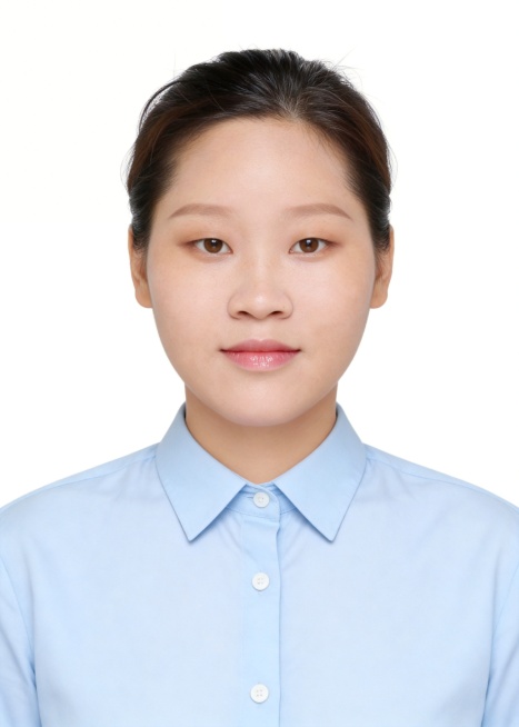 以第一张图中人物脸型､发型､年龄为核心特征生成标准样式证件照,参考第二张图人物占位和比例;标准50mm焦段,F/4光圈(兼容F/2.8-F/4区间),平视视角(镜头与人物视线完全齐平),纯正面,正视视预览效果