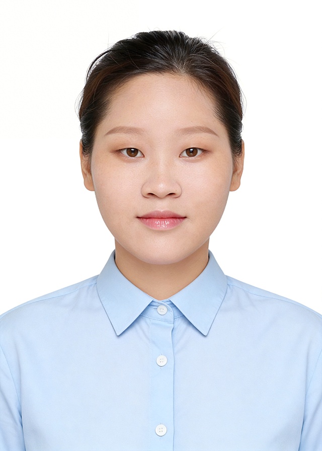 以第一张图中人物脸型､发型､年龄为核心特征生成标准样式证件照,参考第二张图人物占位和比例;标准50mm焦段,F/4光圈(兼容F/2.8-F/4区间),平视视角(镜头与人物视线完全齐平),纯正面,正视视图;人物占画面70%固定比例,人物绝对居中(居中构图),位于画面中心;严格限定标准胸像规格;头部顶端与画面顶部预留5%空间;头部左右两侧与画面左右边缘适度留白且均等(无偏移);左右耳对称露出,耳廓可见度一致;肩部平展,肩线与画面水平轴平行;头肩比例协调呈现;表情自然平和,眼神澄澈直视镜头;清透底妆,呈现白皙细腻的原生肤质;唇面泛轻微透亮光泽,身穿淡浅蓝色翻领衬衫,白色纽扣,款式经典正式,均匀柔光,面部明暗过渡自然(无硬阴影､无高光反光点);面部亮度高于背景10%,突出人像主体;去除人物之外的所有元素,头部发型完整纯净白色纯色背景(无任何杂物､纹理､渐变);背景亮度均匀统一(无明暗差异);高清锐利画质,细节清晰可见;零噪点处理(无颗粒感);色彩还原自然(无偏色),严格按照第一张图内容生成｡