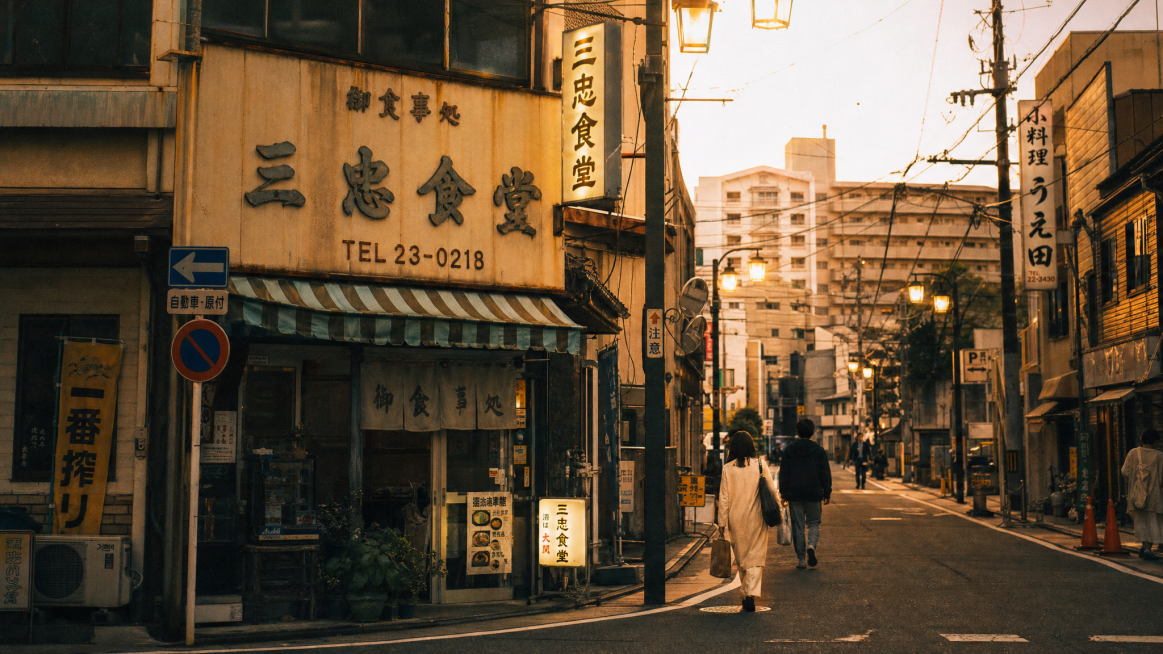 文艺复古风城市街道转角，行人漫步，日系质感，氛围感拉满预览效果