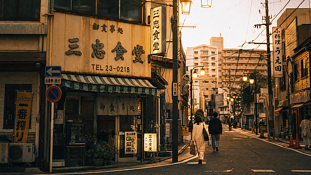 文艺复古风城市街道转角，行人漫步，日系质感，氛围感拉满