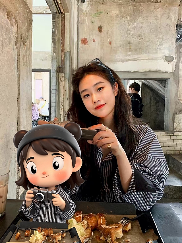 可爱卡通拟人风，萌趣小女孩与相机互动，温馨日常场景。