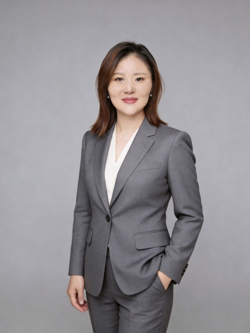 基于图片调整，缩小嘴巴微笑幅度，不要笑得这么大，保持其他所有元素不变：商务西装全身形象照，灰色纯色背景，保留配饰，站姿左手插兜预览效果