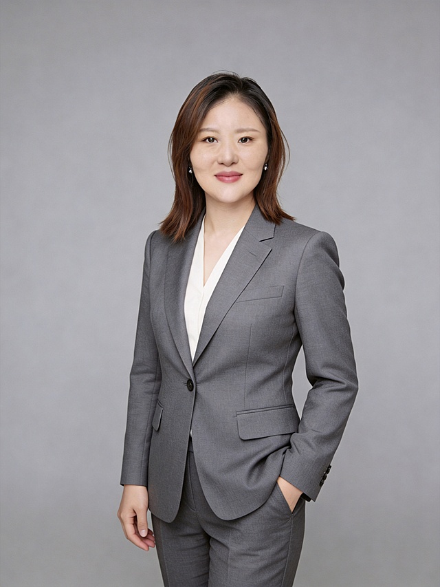 基于图片调整，缩小嘴巴微笑幅度，不要笑得这么大，保持其他所有元素不变：商务西装全身形象照，灰色纯色背景，保留配饰，站姿左手插兜