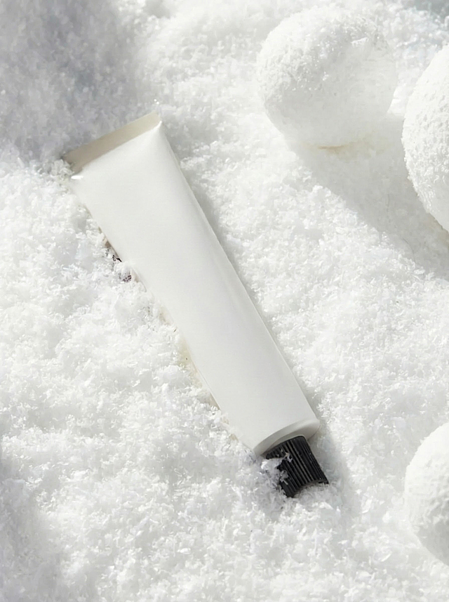 护手霜上没有任何文字