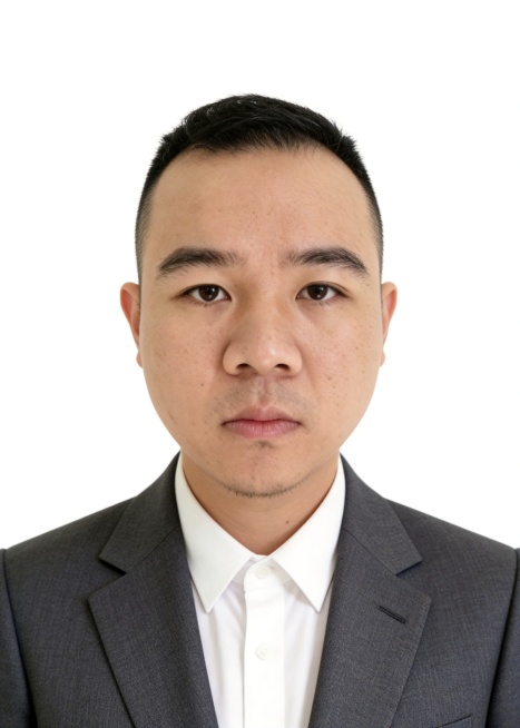 保留第一张图中人物发型､脸型､年龄特征生成标准样式纯正面证件照;人物主体严格居中,头部大小与位置严格对齐第二张图,双肩水平平衡,面部中轴线对齐画面中心,正视前方;标准证件照构图,人物绝对居中;头顶上方预览效果