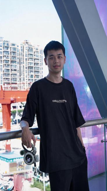 保留原图人物不变，降低并修复图片中的白色高光过曝部分，让背景高光部分恢复正常细节，整体色调保持自然预览效果