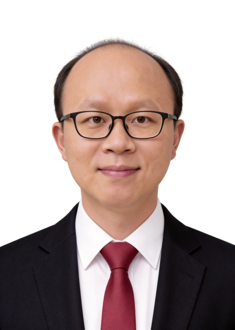 保持人物服装、五官、发型所有特征不变，仅将蓝色背景替换为纯白色极简纯色背景，保证服装轮廓清晰，对比明显，仍为标准二寸证件照规格，维持原有构图、尺寸和光影效果不变，画质清晰，专业证件照质感预览效果