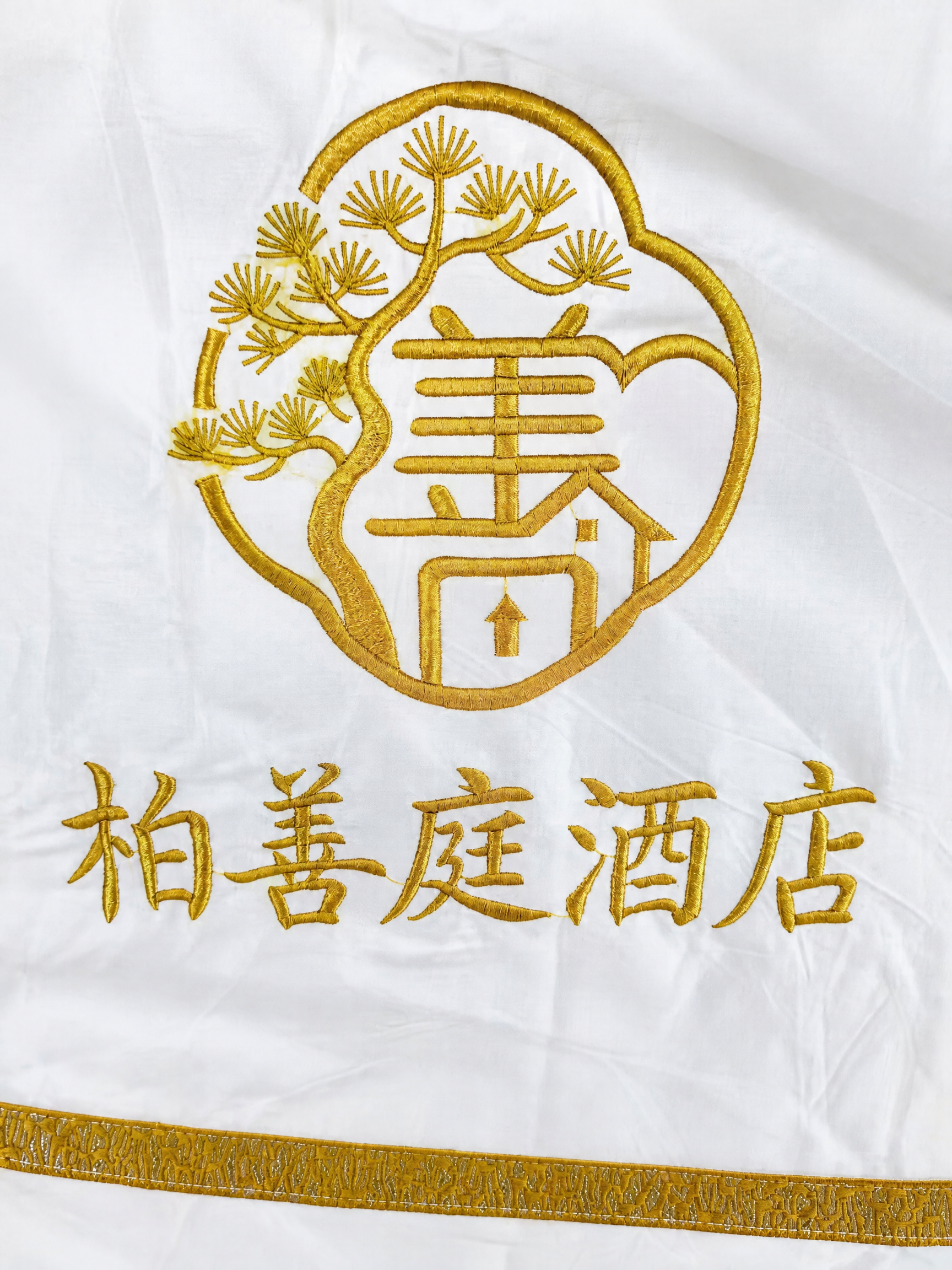 对图片中的金色刺绣图案进行简单优化，保持原有照片真实度，不添加… - 图片创意预览