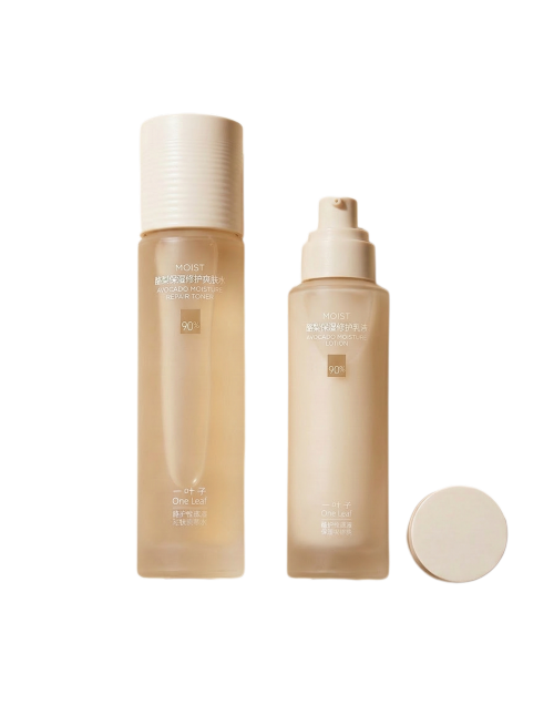 将图中两瓶一叶子护肤品调整为平行直线平躺摆放，一瓶带盖、一瓶开盖（泵头朝前），瓶盖置于旁侧，背景为浅米色，保持柔和侧光与长阴影，风格简约干净预览效果